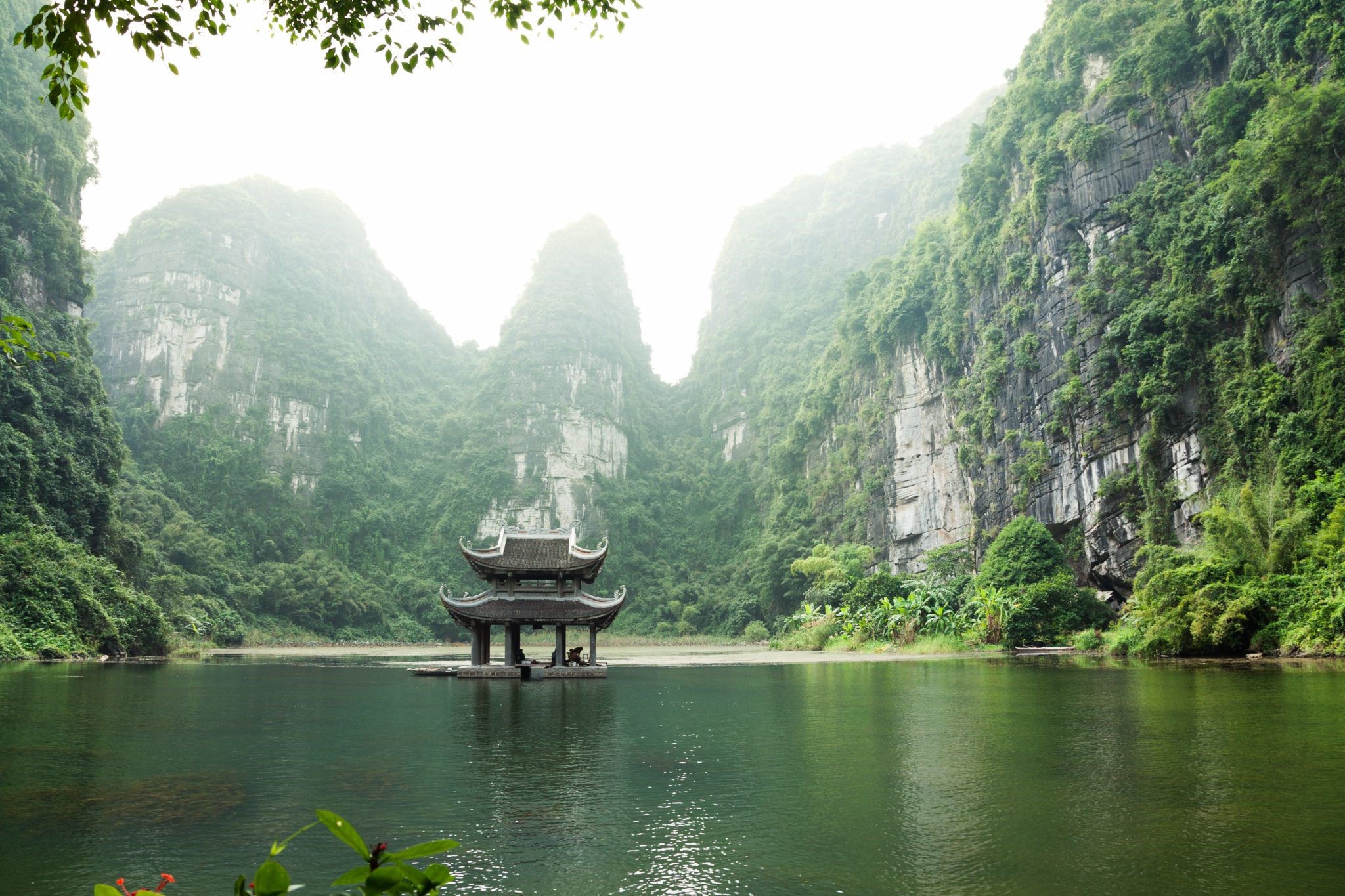 Discover the splendour of Vietnam with this 11 days tour, from Hanoi, and discover Halong, Saigon and much more!